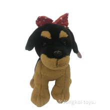 Chien en peluche portant un arc rouge